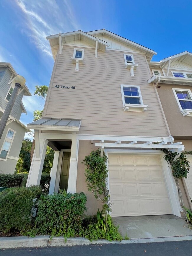 Building Photo - Spacious 1 Bedroom 1 1/2 Bathroom Townhome...