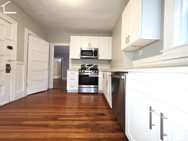 Building Photo - No Brokers Fee, Washington Sq. Area, Heat, Hot Water Included, Lage Bedrooms, Eat-in Kitchen, Lau...