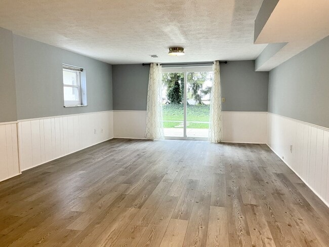 Building Photo - 5046 Heathmoor Dr