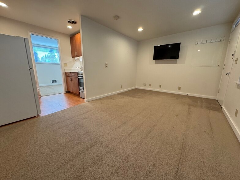 Building Photo - 3513 NE 95th St