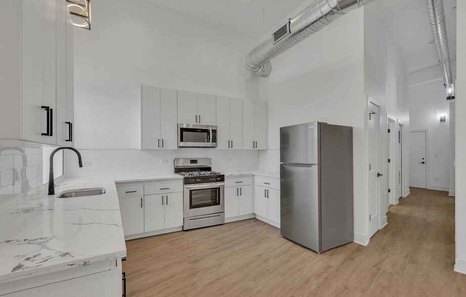 Primary Photo - 4735 N Artesian Ave