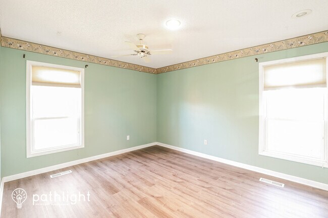 Building Photo - 5409 NW Foxhill Rd, Parkville, MO, 64152