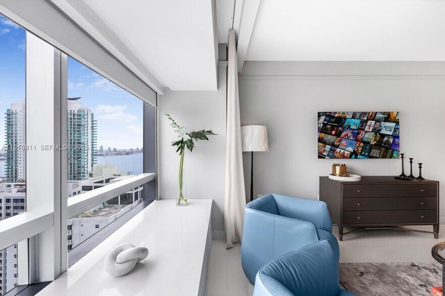 Building Photo - 1435 Brickell Ave