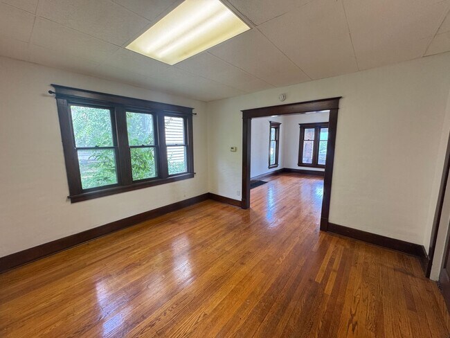 Building Photo - Large 4 Bedroom home!