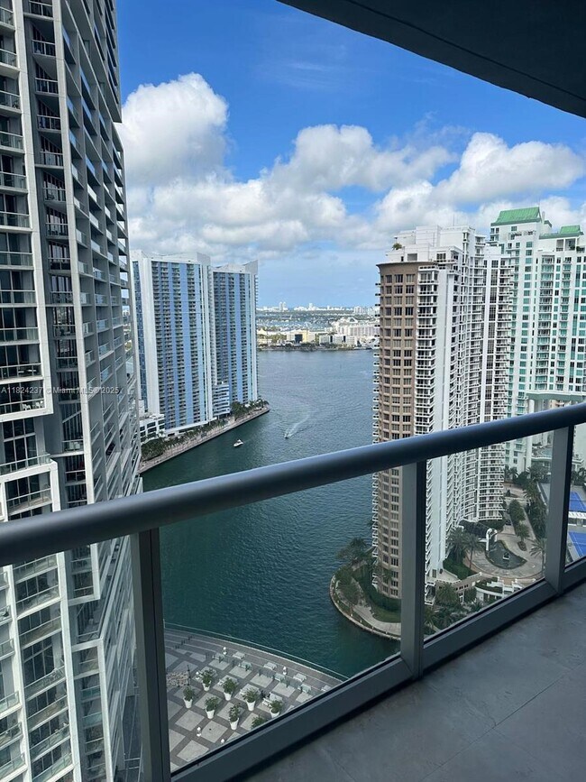 Building Photo - 495 Brickell Ave