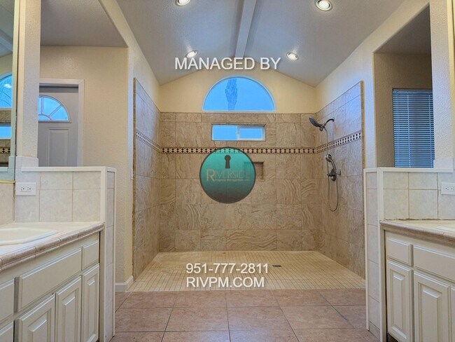 Building Photo - Single story large corner lot home in Jurupa Valley ready for move-in!