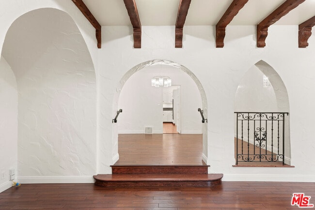 Building Photo - 258 S Orange Dr