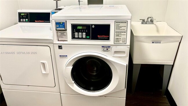 Building Photo - 3701 N Country Club Dr