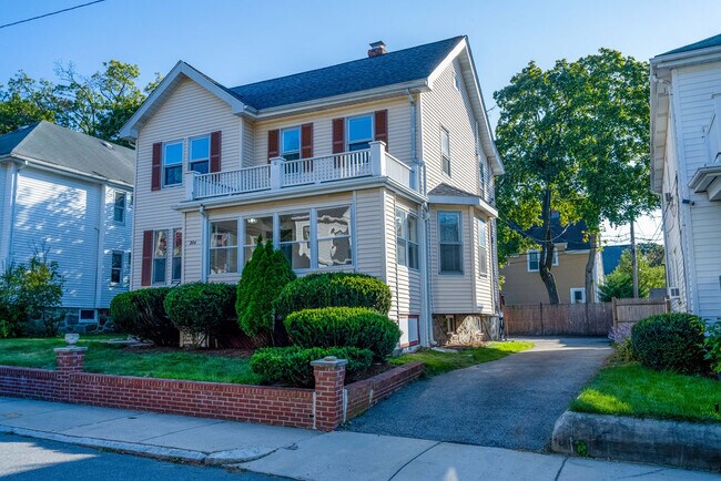 Building Photo - 204 Maple St