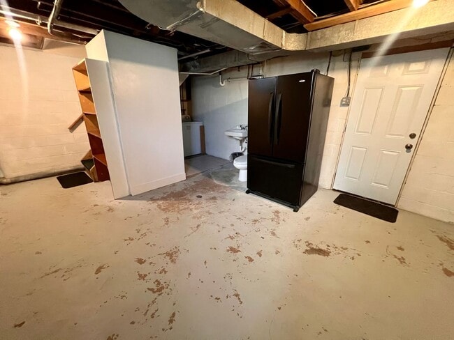 Building Photo - Brentwood - Stunning 3 Bedroom 2 Bathroom ...