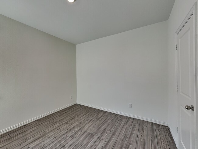 Building Photo - 5604 Elwood Dr