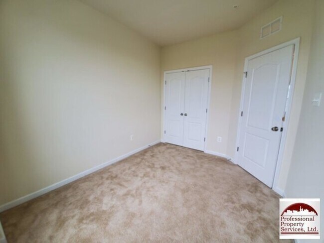 Building Photo - Beautiful Luxury Townhome Near Everything!