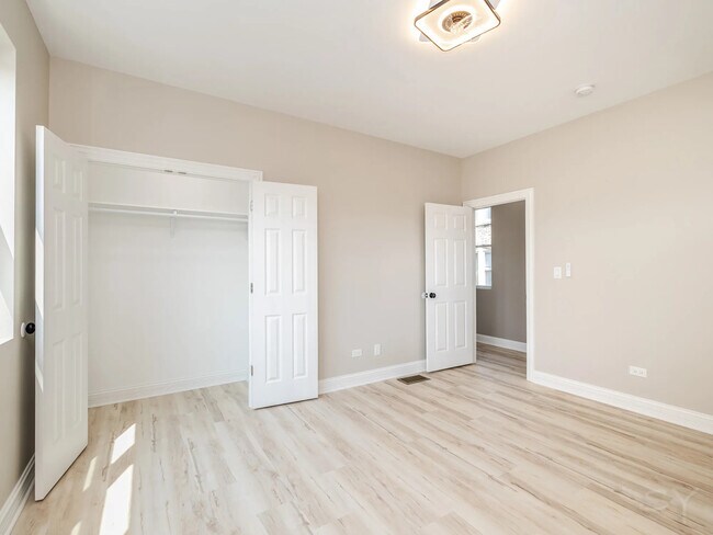 Building Photo - 1044 N Springfield Ave