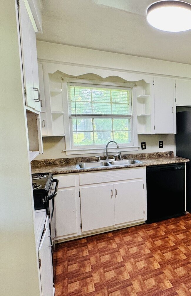 Building Photo - 3-Bedroom -Bright, Charming, and Move-In R...