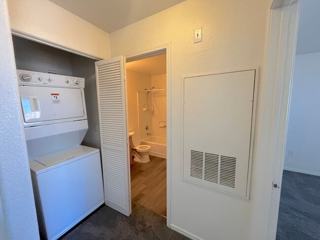 Building Photo - SPACIOUS AND BRIGHT 2 bed/2 bath In gated community