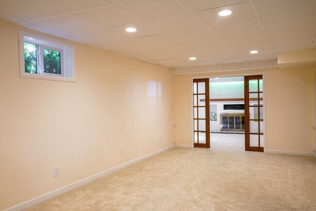 Building Photo - PENDING APPLICATION- Spacious 4 Bedroom on...