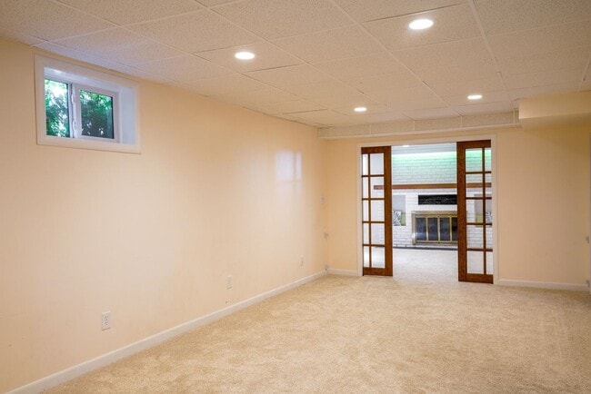 Building Photo - Spacious 4 Bedroom on Upriver Drive