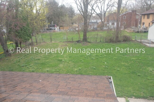Building Photo - 1 Room for Rent in a 6-Bedroom Student Hom...