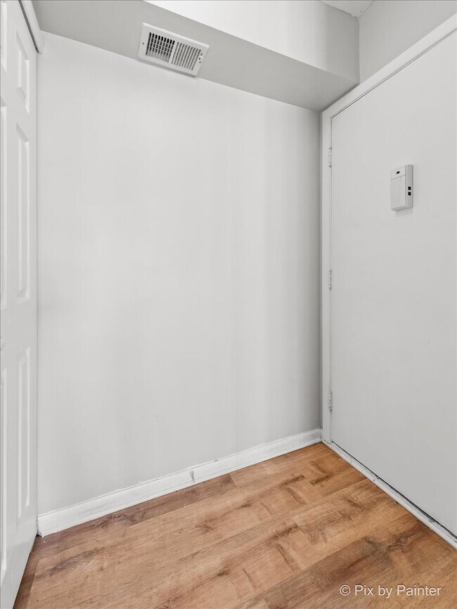 Building Photo - 5815 Wilshire Ct