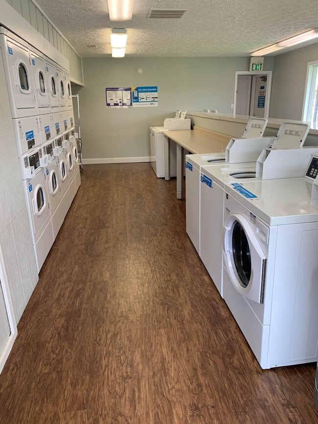 Building Photo - Spacious One Bedroom with Walk-In Closet!