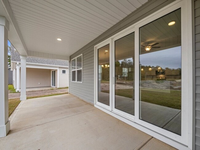 Building Photo - 3 Bedroom Home in WATERSIDE!