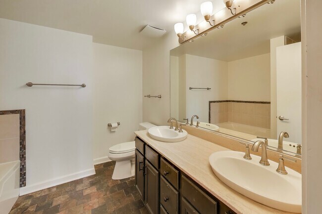 Building Photo - 5 E 14th Pl