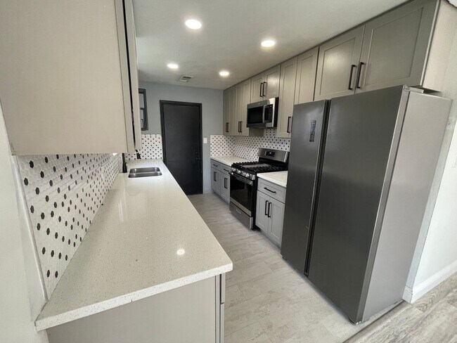 Building Photo - 3br/1.5ba, 2-car Attached garage - Good location