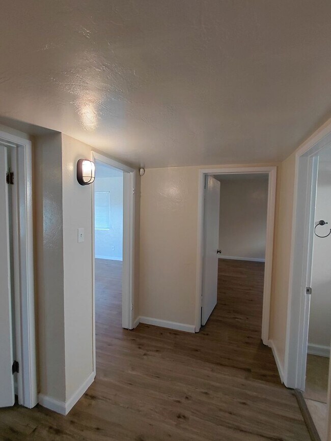 Building Photo - 721 N Preston Dr