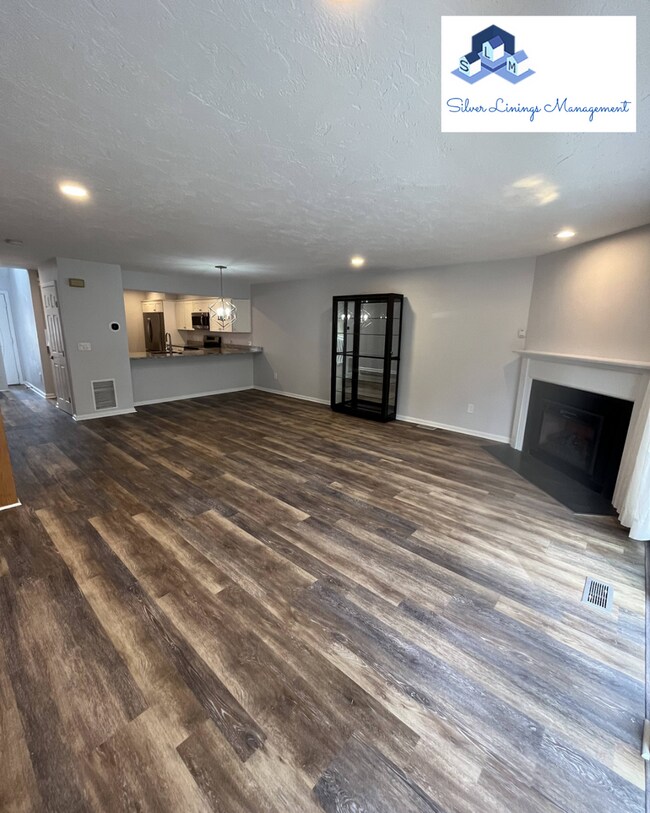 Building Photo - Massive lake front condo with tons of amen...