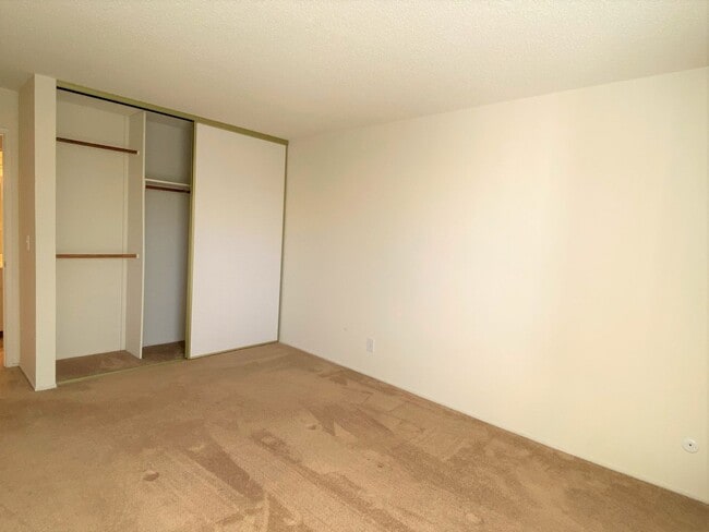 Building Photo - One Bedroom Condo Available in Watergate Community/Emeryville!