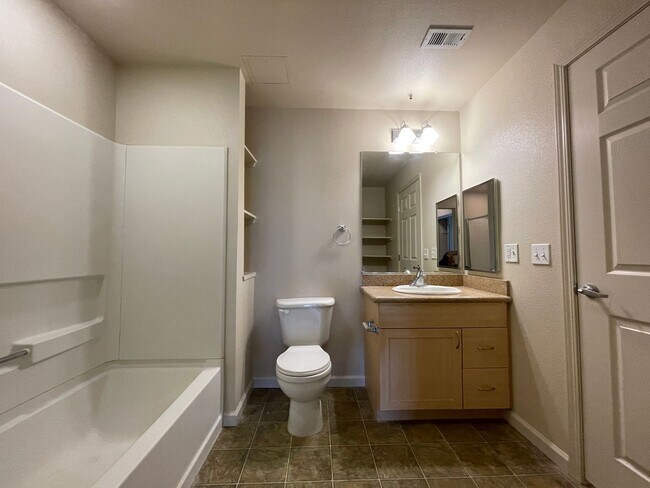Building Photo - Lovely 1 Bedroom 1 Bath Condo in the Desir...