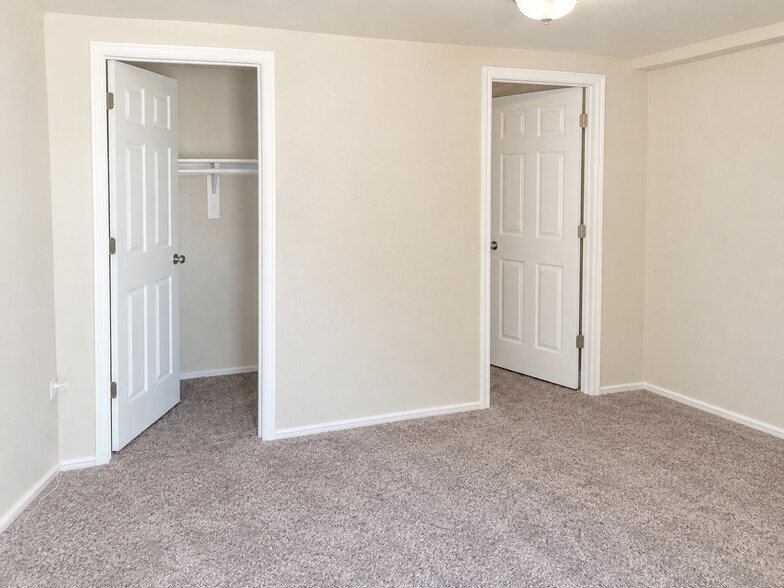 Building Photo - 437 N River Ln