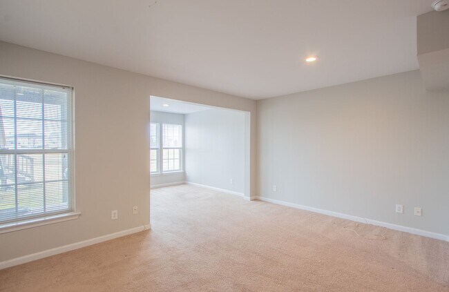 Building Photo - Great Views Overlooking the Golf Course - Large 3 Bedroom End unit TownHouse