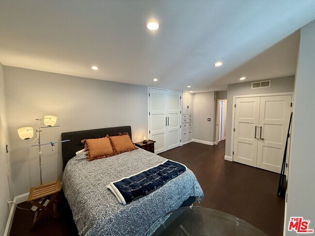 Building Photo - 8530 Holloway Dr