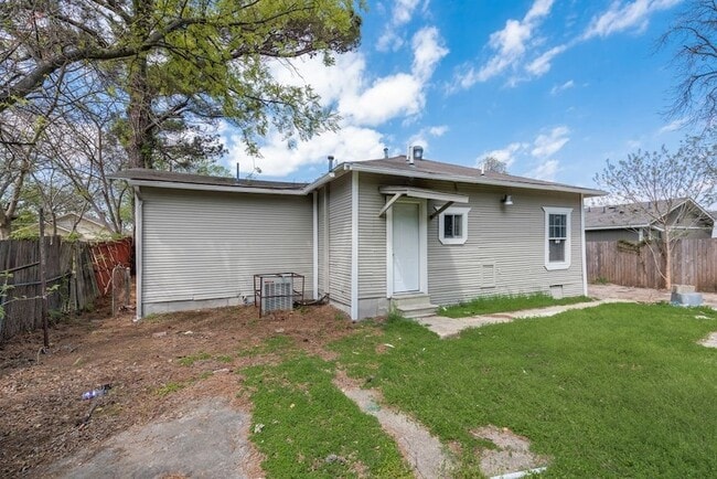 Building Photo - 2818 Oakdale St