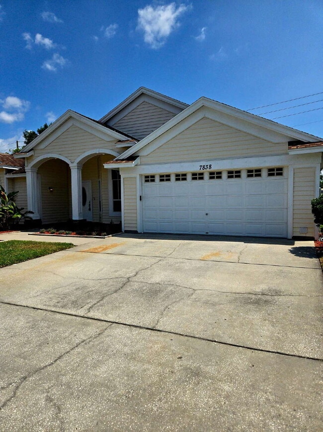 Building Photo - 4/2 Pool Home with pool service included