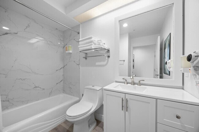 Building Photo - 8303 Palm Pkwy