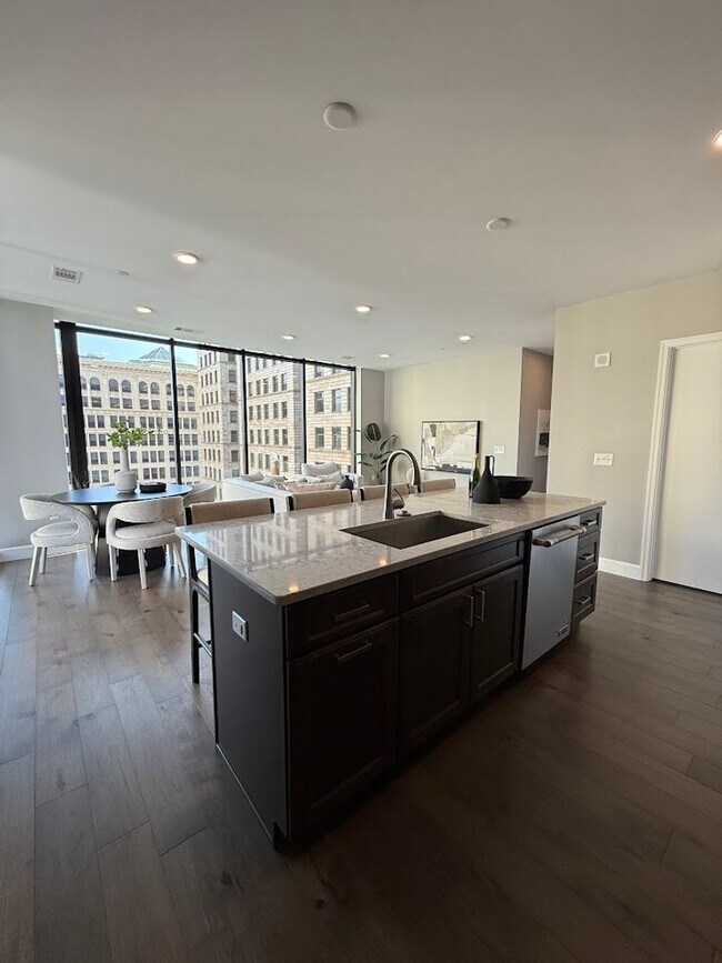 Building Photo - Gorgeous 2 Bedroom 2 Bathroom Downtown Condo with Epic Views and Free Parking