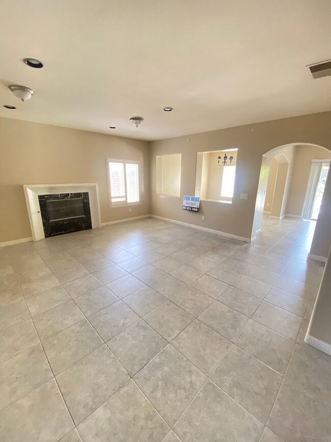 Building Photo - Elegant 3-Bedroom Home in Seven Oaks