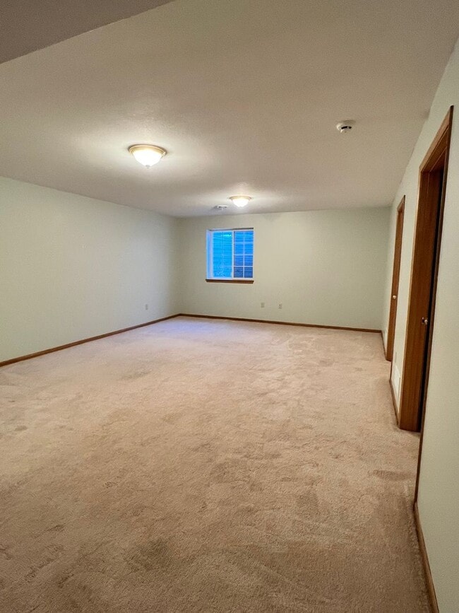 Building Photo - Available Now – Spacious 4 Bedroom / 3 Bat...