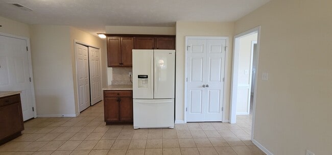 Building Photo - Beautiful 3 bedroom, 2.5 Bath home Minutes from Shopping & Easy Access to Highway for Travel.