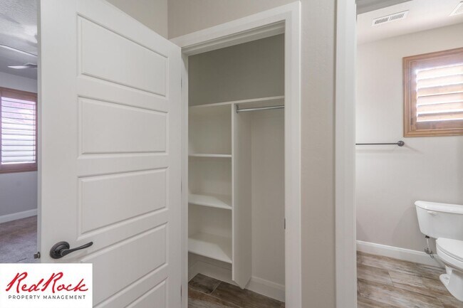 Building Photo - Pet-Friendly 3 Bedroom Home In A Great Neighborhood