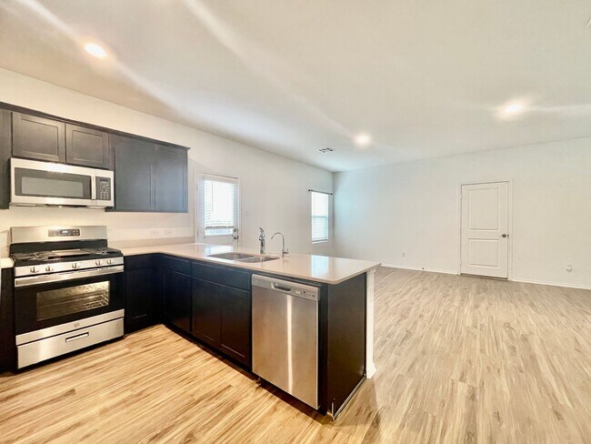 Building Photo - Newly Built & Ready Now!
