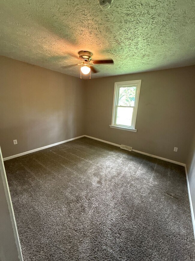 Building Photo - 5 bedroom 2 bathroom house