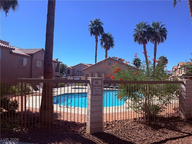 Building Photo - 2110 Los Feliz St