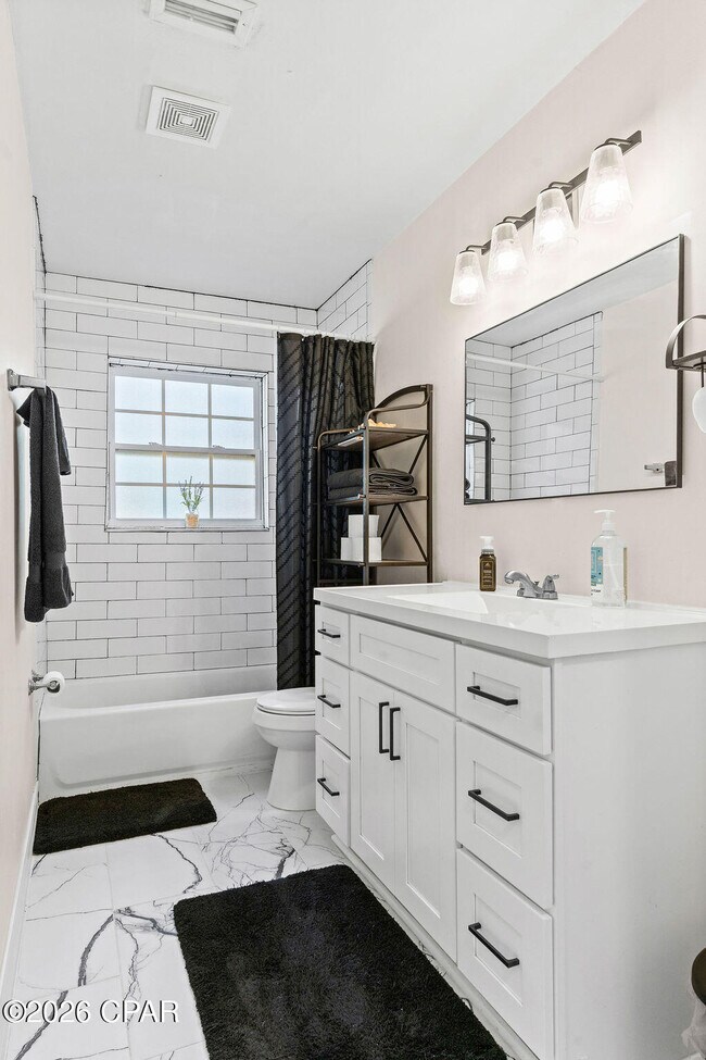 Building Photo - 808 Forestdale Ave