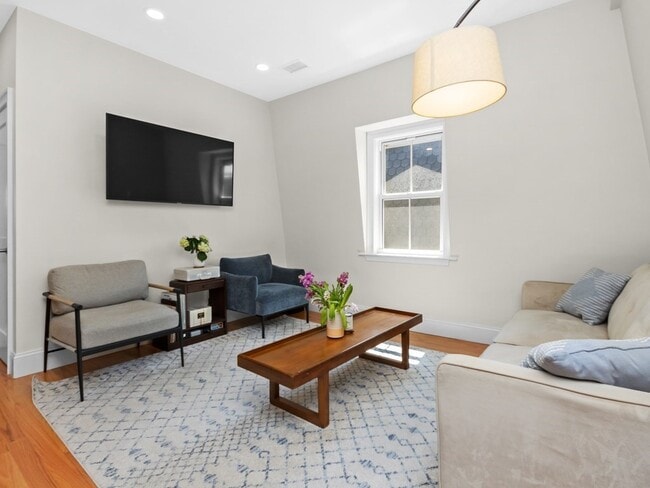 Building Photo - 225 Saratoga St