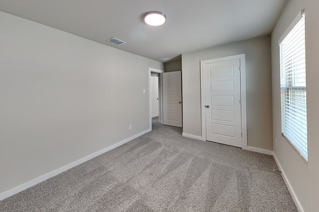Building Photo - 510 Green Grass Dr