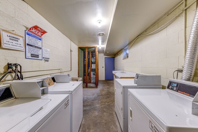Building Photo - Welcome to a charming 1-bedroom, 1-bathroo...