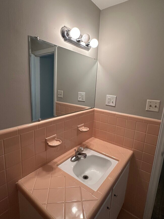 Building Photo - 1600 Plumcrest Dr